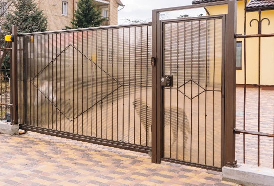 Купить ворота из профлиста с элементами ковки, с металлическими столбами в рамке или под дерево в Боровичах от 155670 руб